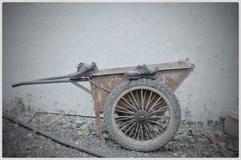 一把旧轮椅上放着一双鞋 轮椅被遗弃了。