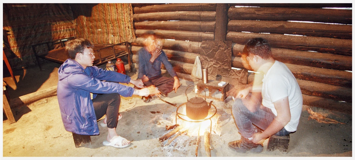人们在用木头炉子上的火做饭