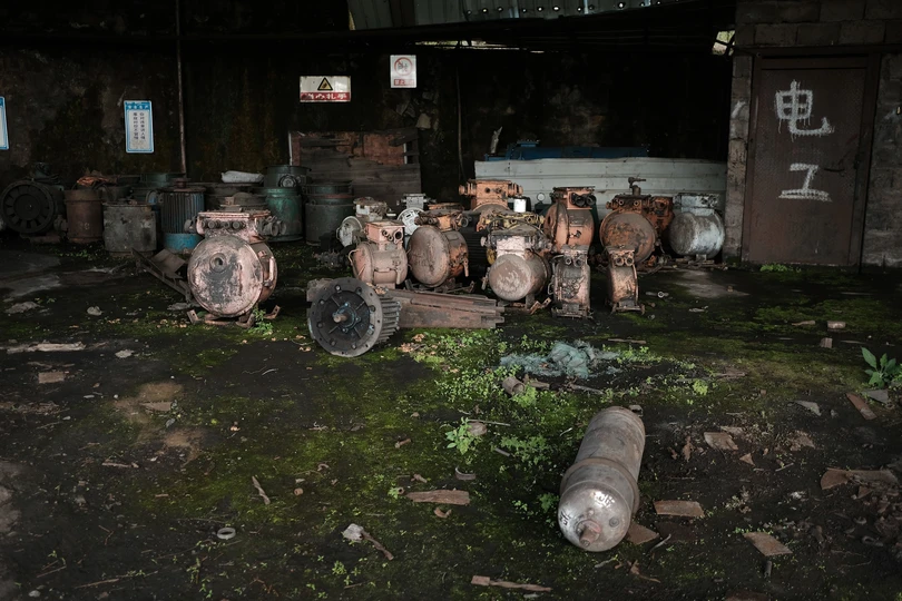 一个老工厂里的房间 有管道。