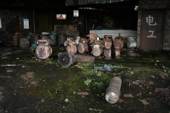 一个老工厂里的房间 有管道。