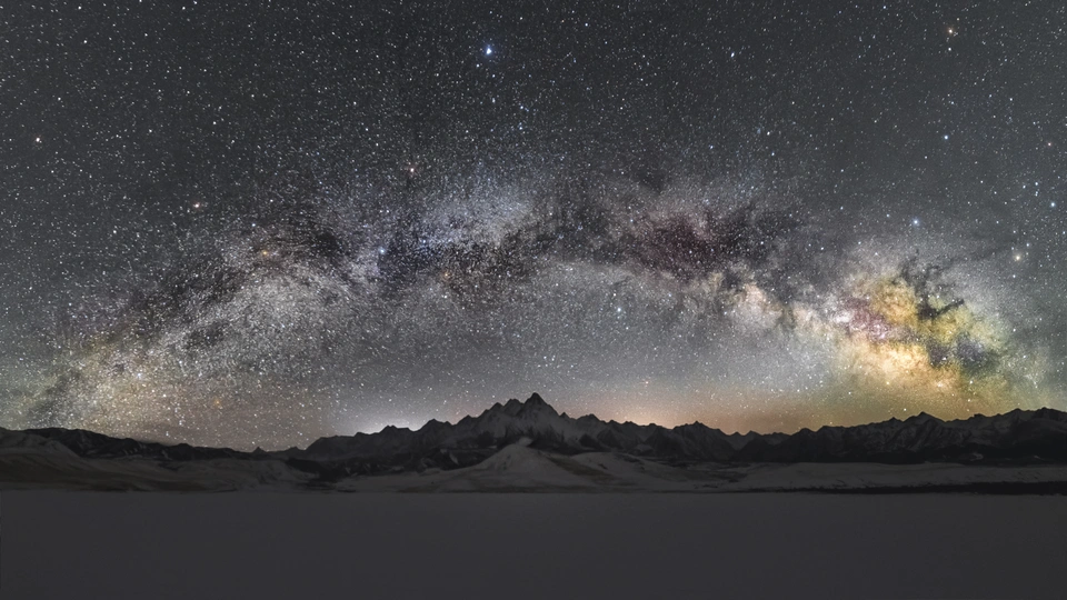 夜晚的山脉上有星星在天空中