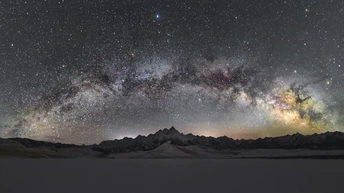 夜晚的山脉上有星星在天空中