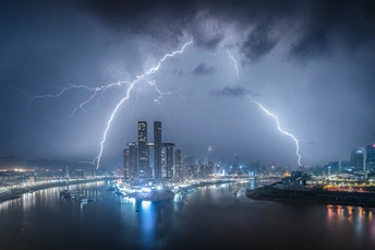 夜晚城市照片 天空中有闪电
