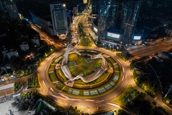 城市夜间的鸟瞰图 有高楼大厦和交通繁忙的环形十字路口