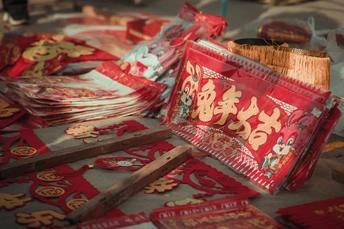 桌子上堆满了红金色的袋子