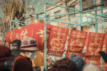 人群举着红旗走在街上