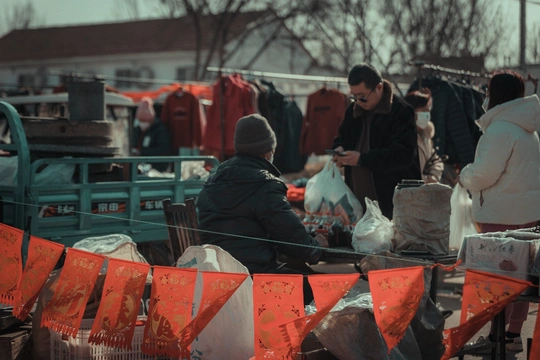站在桌子旁边 旁边有食物袋的男子