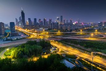 夜晚的城市 交通不繁忙