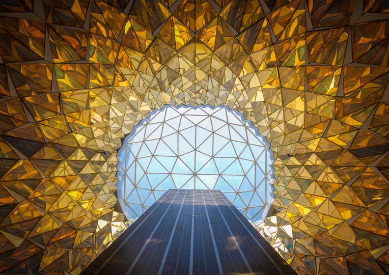 抬头望向天空 透过建筑物的窗户