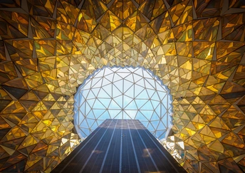 抬头望向天空 透过建筑物的窗户