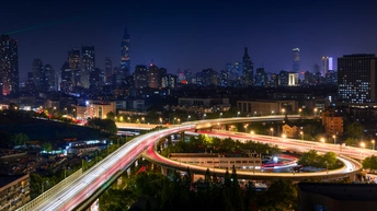 夜晚的城市景观 交通流量较小