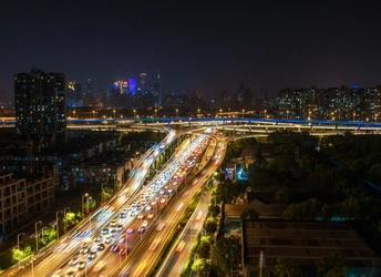 夜晚的城市 高速公路上有很多车。