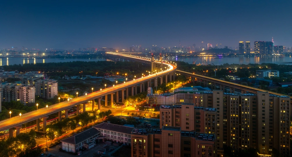 夜晚的城市景观 交通流量较小