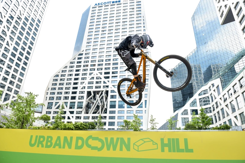 一个人在城市里骑自行车跳跃