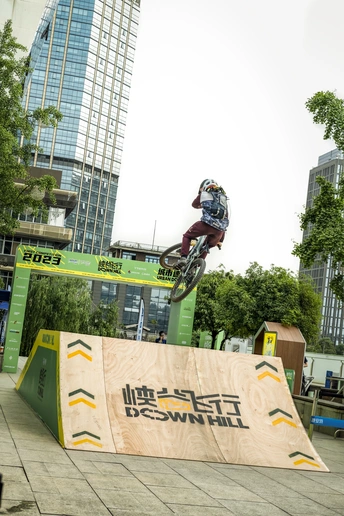 一个滑板男孩跳过一个跳台