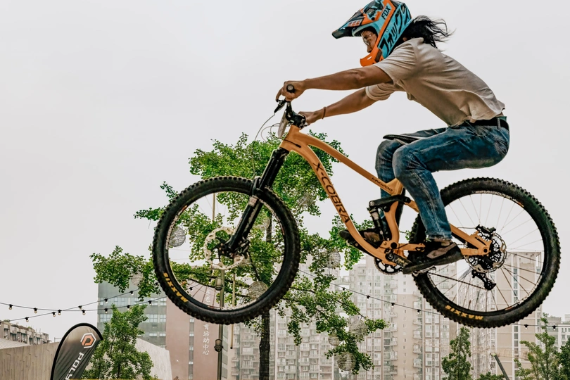 一个年轻人空中跳自行车做特技