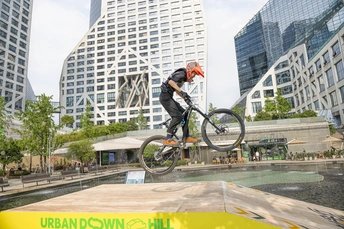 一个男人在城市里骑自行车。