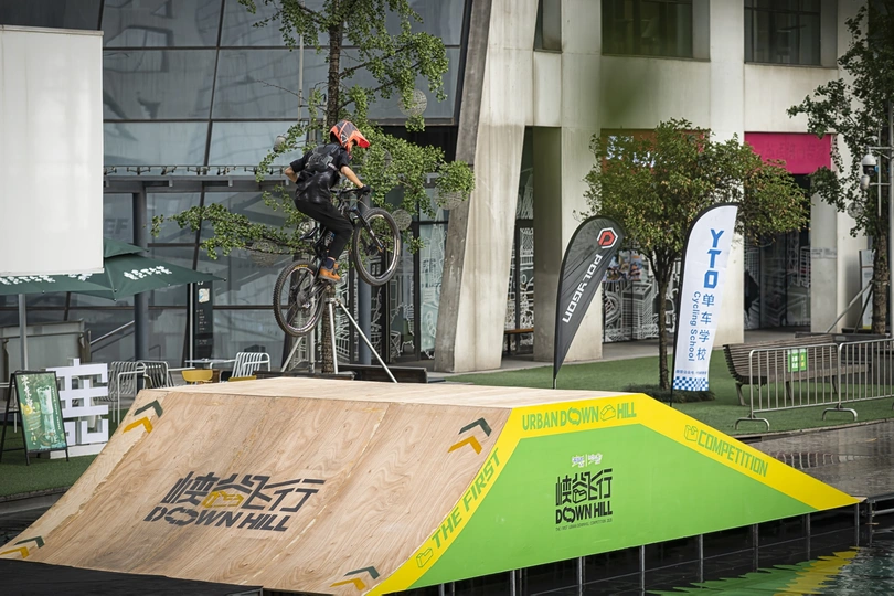 一个男子在靠近水的斜坡上滑板