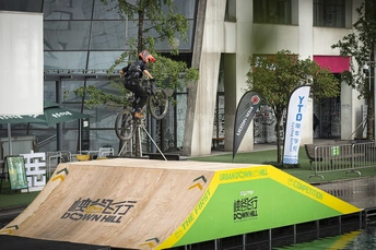 一个男子在靠近水的斜坡上滑板