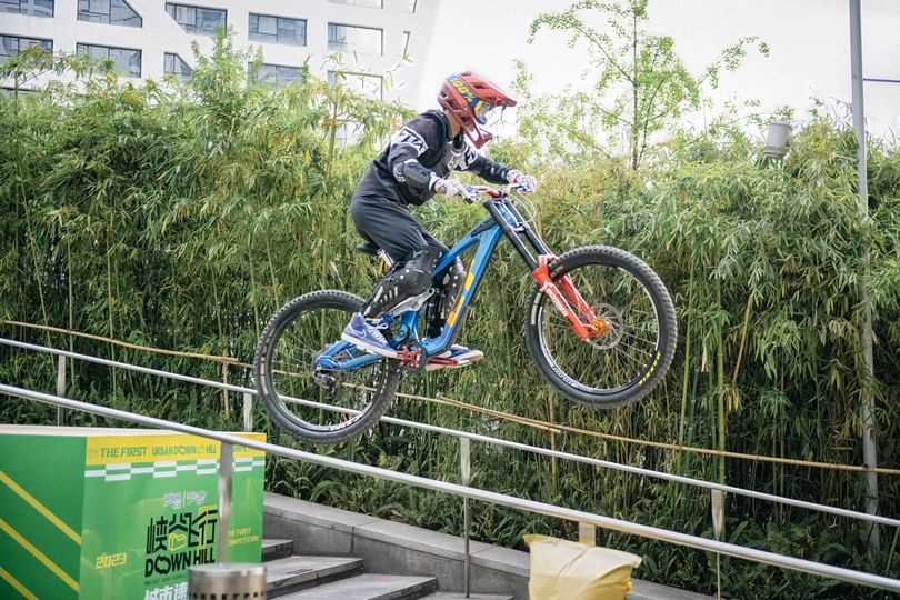 一个人跳过一辆自行车越过障碍物