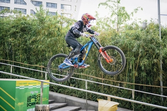 一个人跳过一辆自行车越过障碍物