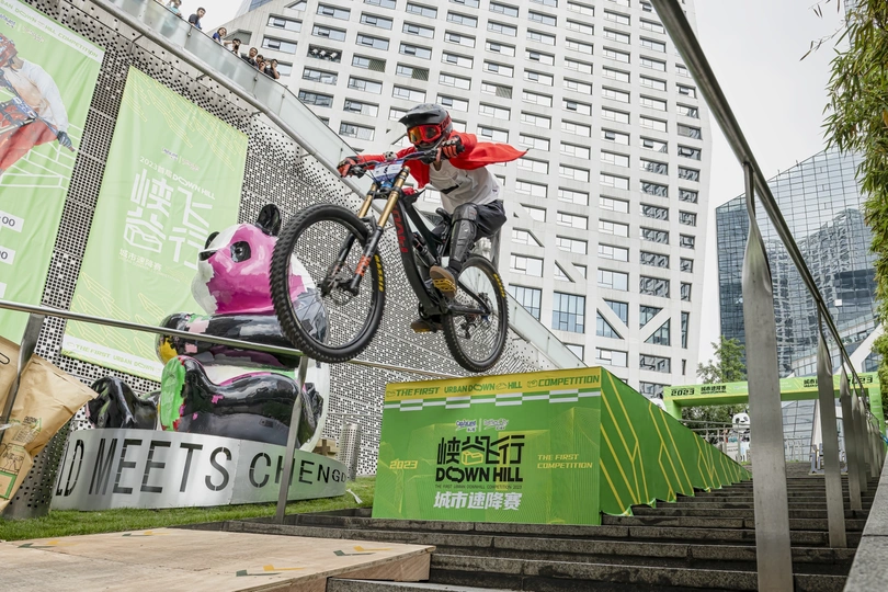 一个骑自行车在空中飞行的男子