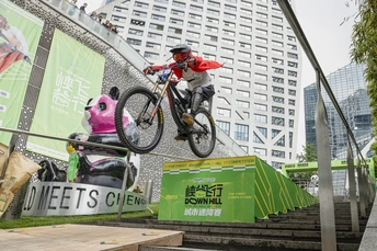 一个骑自行车在空中飞行的男子