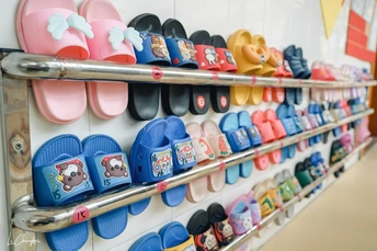 商店里陈列的一堵鞋墙