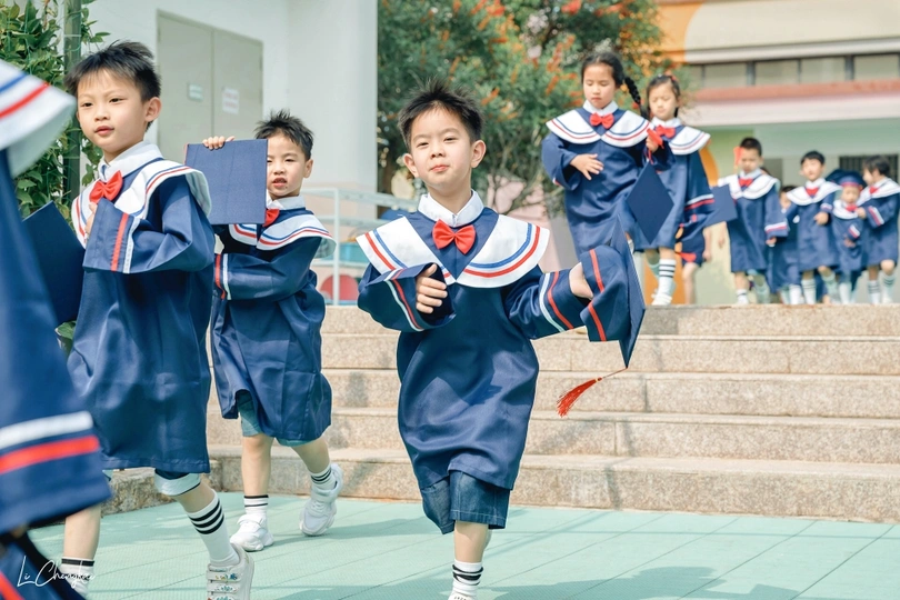 穿着校服走向毕业的年轻男孩和女孩