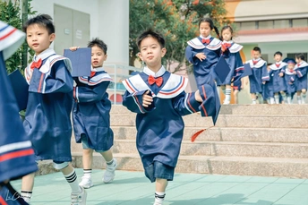 穿着校服走向毕业的年轻男孩和女孩