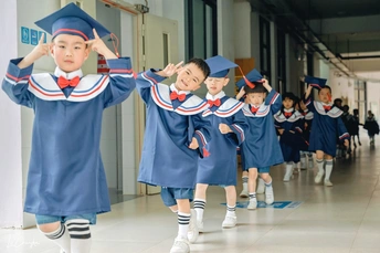 毕业典礼上一群戴着帽子、穿着长袍的孩子