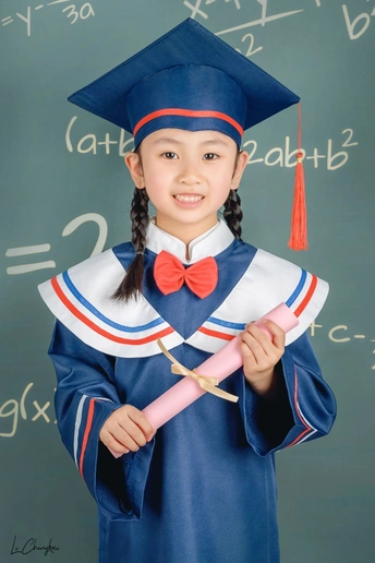 毕业典礼上 一个戴着帽子、穿着长袍、拿着迫击炮板的小女孩