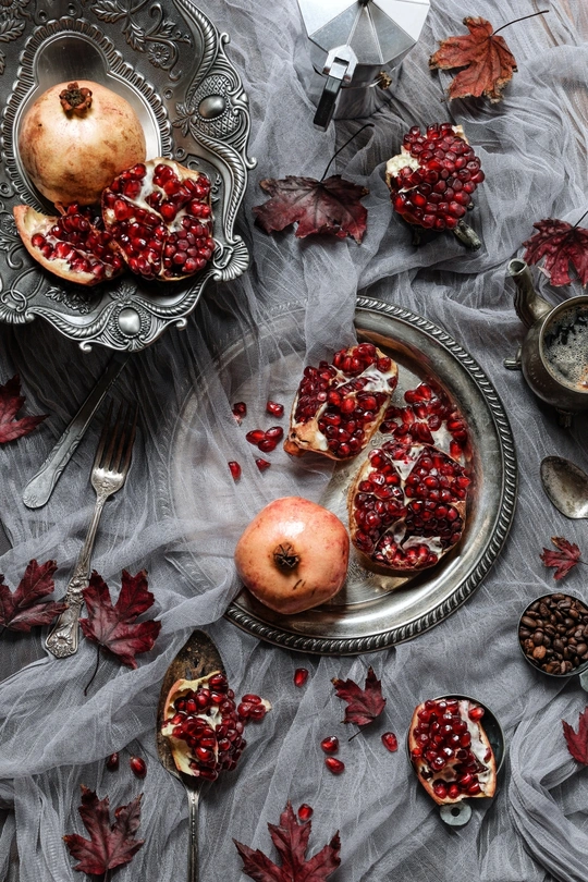 食物覆盖的桌子上有石榴