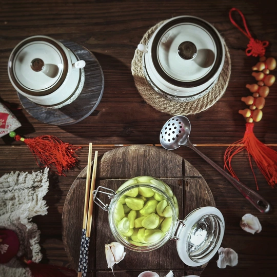 一个木桌子 一个食物碗和一个水杯