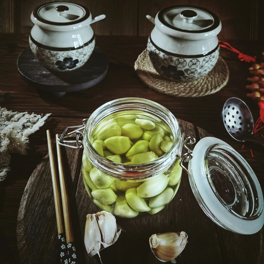 一罐绿色食物在木桌上