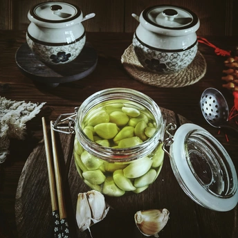 一罐绿色食物在木桌上