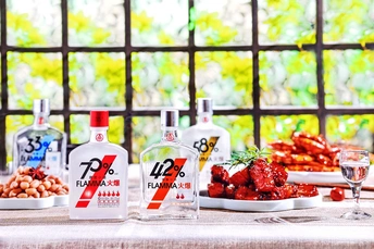 酒桌上有瓶装酒和玻璃杯