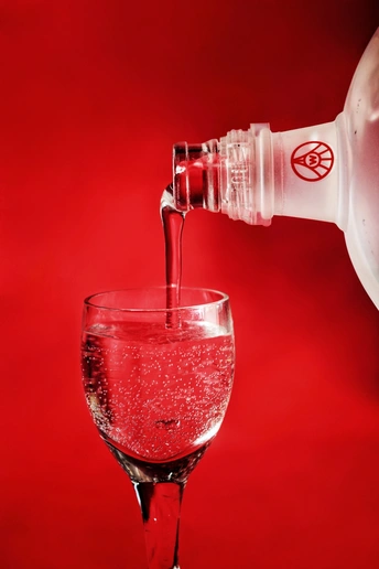 一瓶红酒正在倒入玻璃杯中