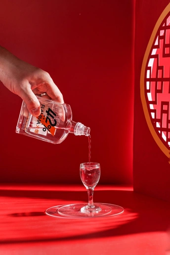 一个人正在往玻璃杯里倒红酒