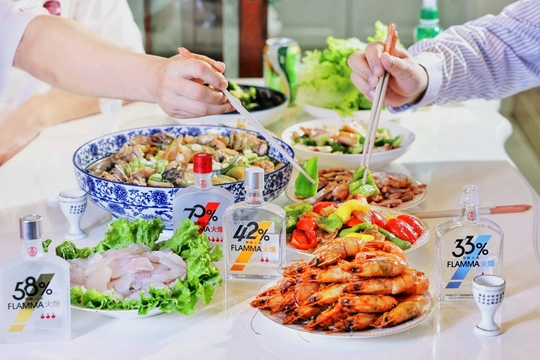 一群人在一张覆盖着碗筷食物的桌子周围