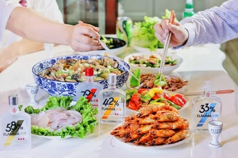 一群人在一张覆盖着碗筷食物的桌子周围