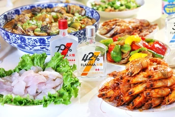 盘子上堆满了食物和盘子
