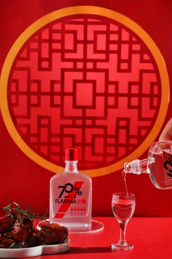 一瓶伏特加 一杯红葡萄酒 和食物