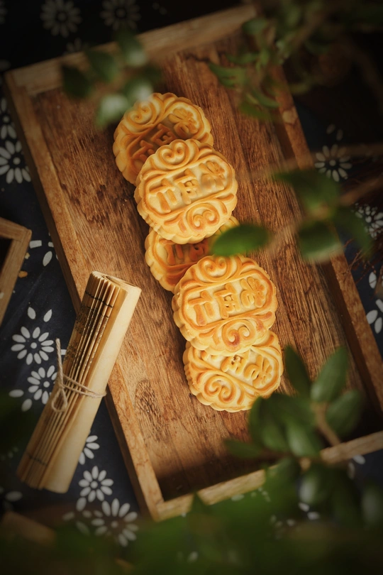 一些食物的特写镜头 放在木托盘上