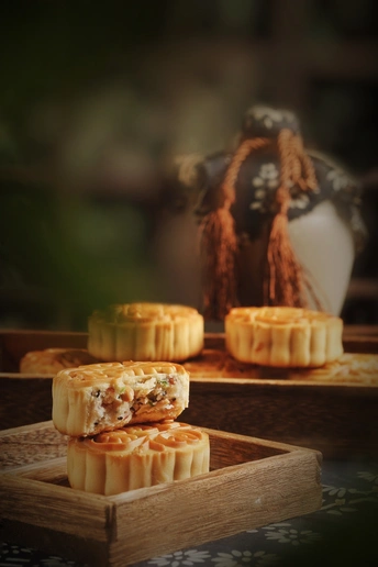 一些小甜点放在木托盘上桌子上