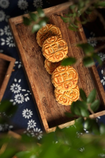 一盘饼干在木托盘上