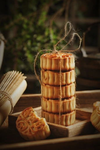 一盘饼干 上面放着其他小吃