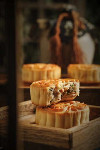 一个木托盘 上面放着小盘子 盘子里装着食物。