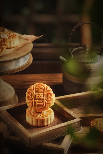 一个木盘 盘上有小甜点。