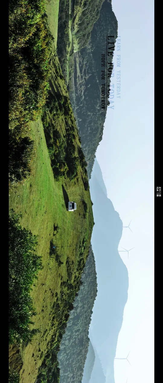 一个小船在有绿山和背景的山水的水域中